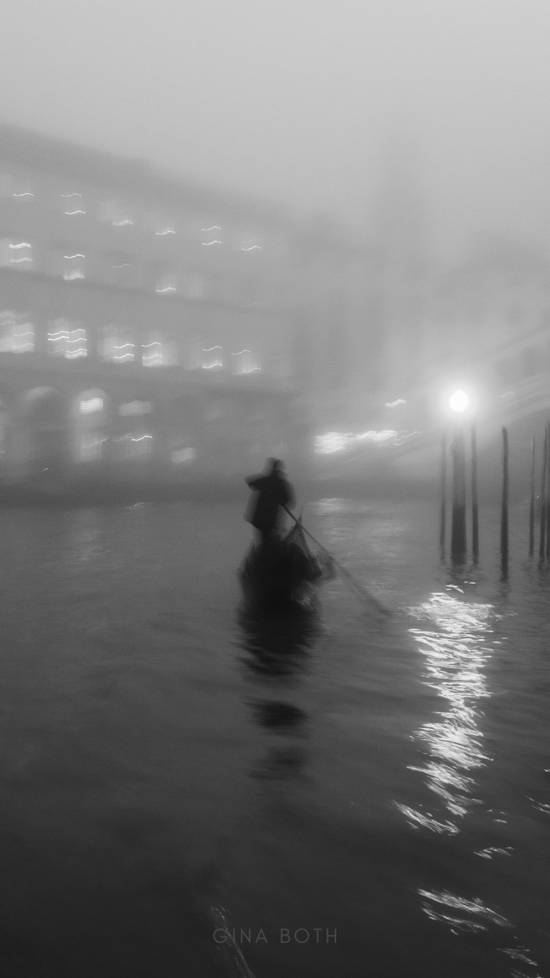 Künstlerisches Foto einer Gondel im Hauptkanal Venedigs